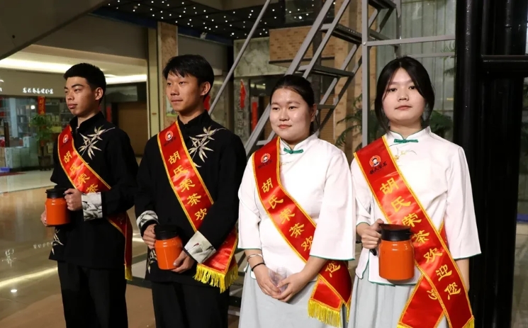 古琴雅韵聚知音，春分茶叙唤香来